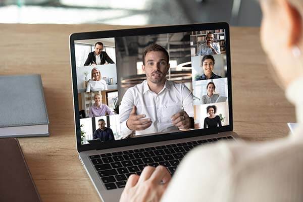 Laptop-Bildschirm mit Online-Meeting